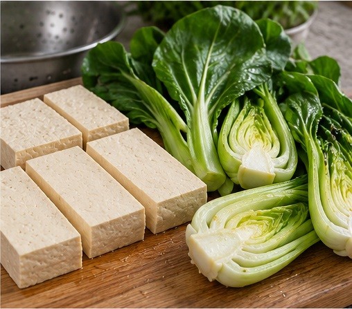 Dicke Tofuscheiben schneiden und Pak Choi halbieren