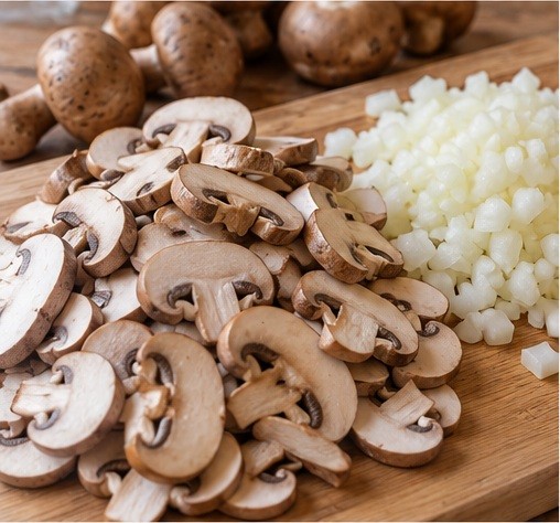 Thinly slice cleaned mushrooms and dice the onion.