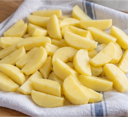 Rinse evenly cut potatoes and dry thoroughly.