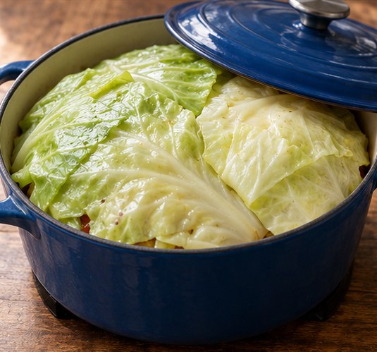 Cover with cabbage leaves and a fitted lid