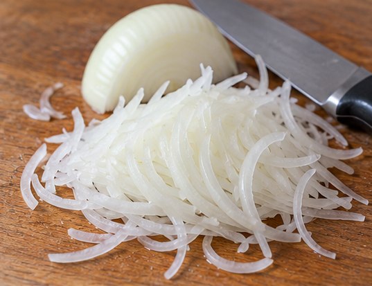 Cut white onion into very fine strands