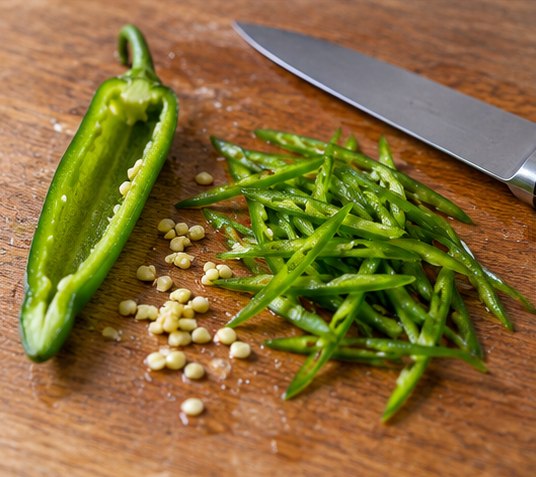 Deseed green chili and cut thin slivers