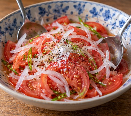 Fold sliced vegetables with salt in a shallow bowl